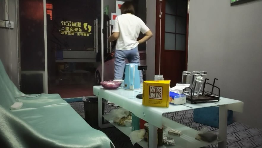 [MP4/650MB] 新片速遞路邊按摩店老闆娘微信拉客上店裡提供特殊性服務被眼鏡大叔各種姿勢草