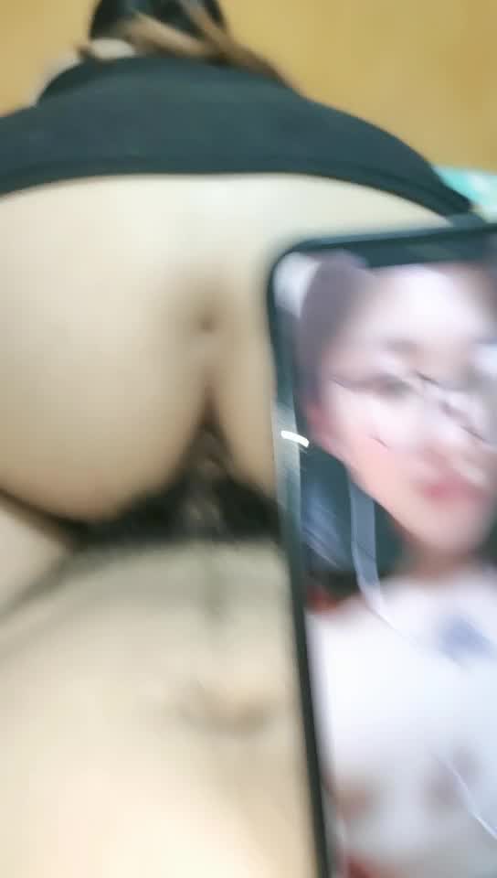 一邊操老婆一邊看美女自慰. 勾搭上門做客的性感妹子