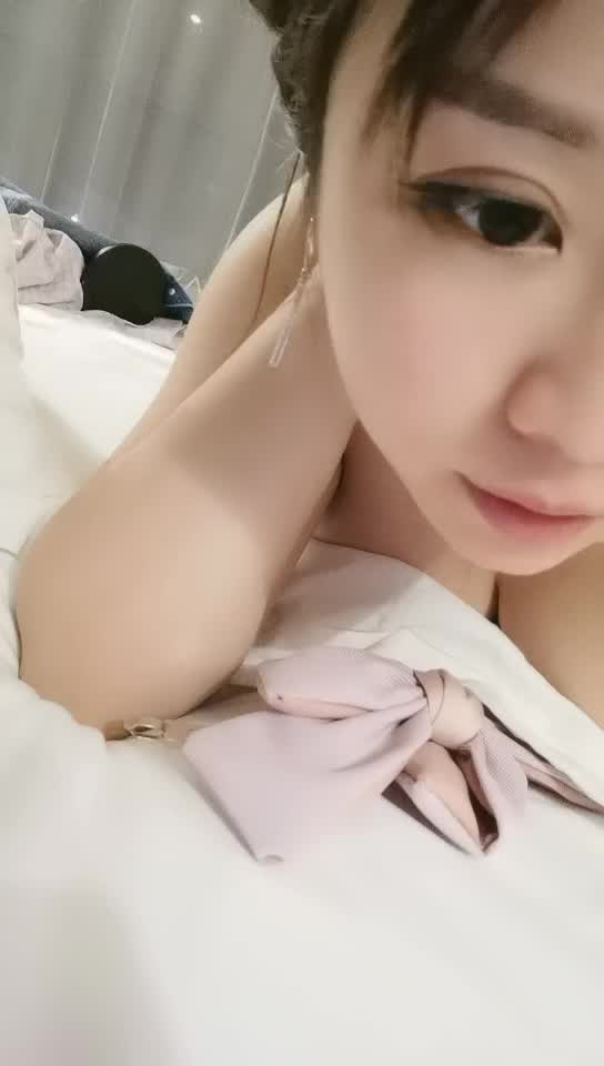 大奶美女被操得不過癮嫌眼鏡小哥時間短. 調戲談心的嫂子