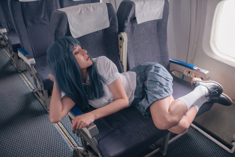 《重磅⭐福利》攝影大咖王動御用極品網紅模特阿朱精品【制服女郎飛機上的羞澀行為】水晶屌進出肥鮑陰洞大開誘惑十足4K原畫