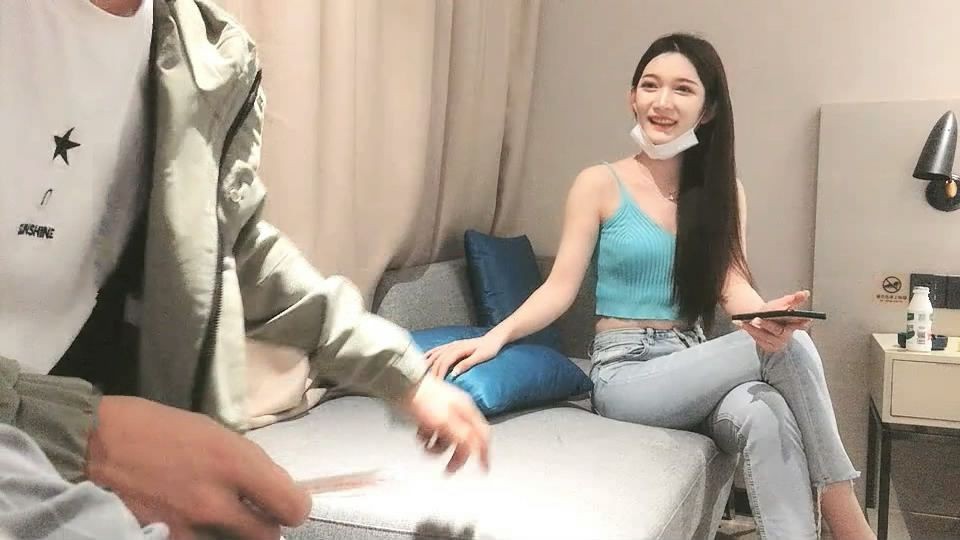 帥小夥3500元微信上約到的某酒店DJ女，身材顏值超一流，互摸掰穴，口交，女上位騎乘，抬腿大力猛操，爽死了. 國語！