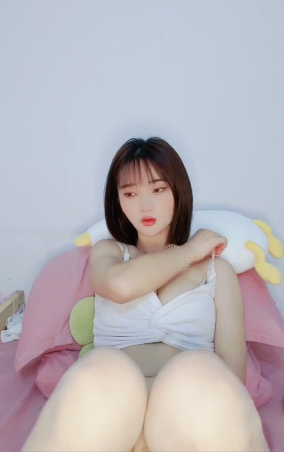 C罩杯白嫩美乳，清純短髮小妹，肉絲無毛小穴自慰，跳蛋塞入拉扯，廁所尿尿噴射