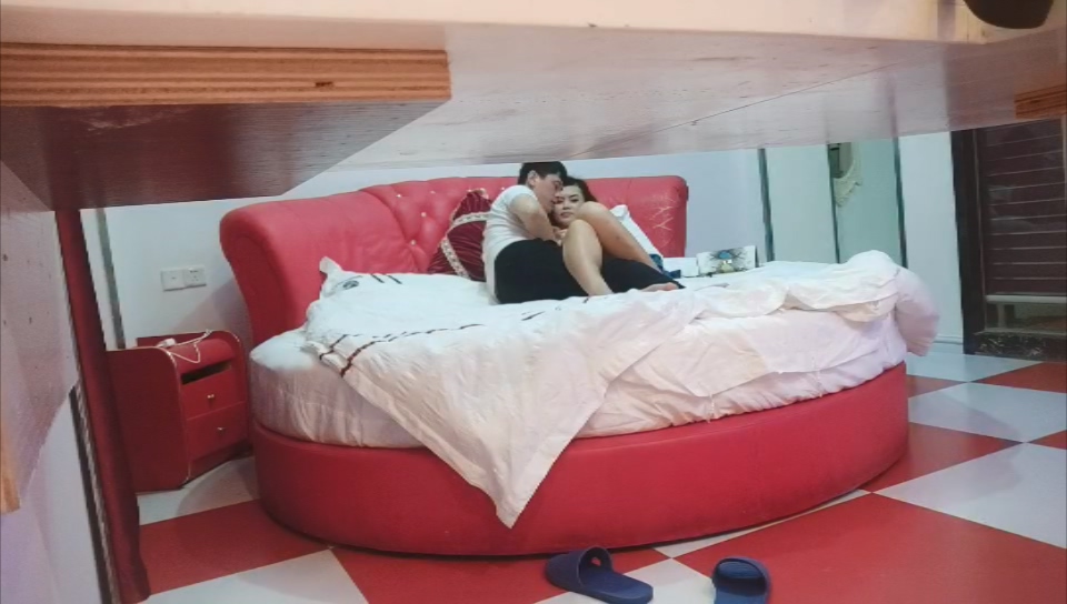 專約良家，愛情故事網聊良家少婦奔現約炮，從床上玩到浴室，多體位蹂躪抽插，搞的少婦高潮迭起浪叫不斷刺激