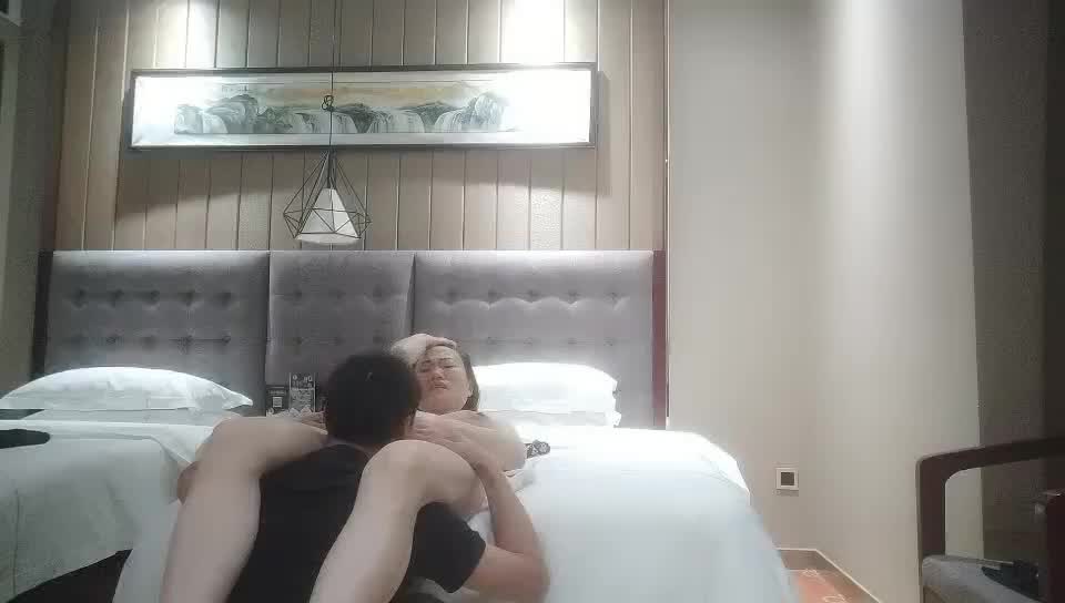 鄉村尋花05-14和女裝店老闆娘約炮。 大陸瓜子臉的外圍女真會舔在酒店被肏至求饒不要拍了國語對話