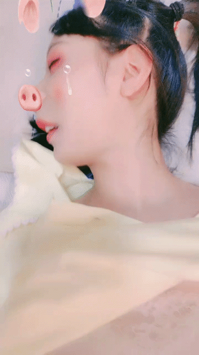 無毛嫩穴雙馬尾蘿莉萌妹紙脫下內褲隨意玩弄，第一視角JJ摩擦正面插入，腰細圓潤屁股翹起後入，進進出出呻吟嬌喘