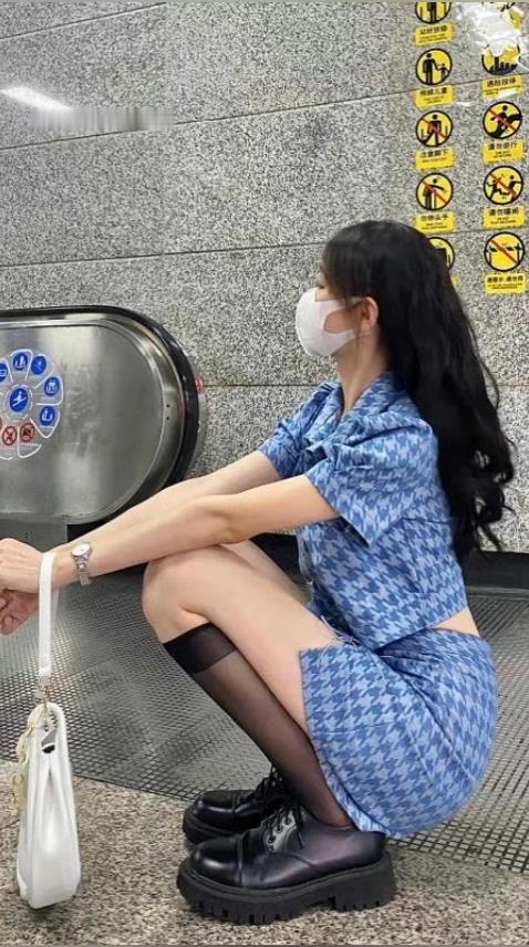 高顏值極品175小仙女，時髦都市美人兒，地鐵接回家，爽爽女上位，這大屁股 好中意哦！