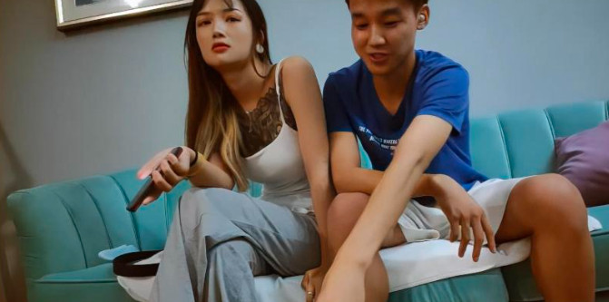 探花小哥約啪大長腿美女，性感小細腰堅挺美乳，操的不亦樂乎