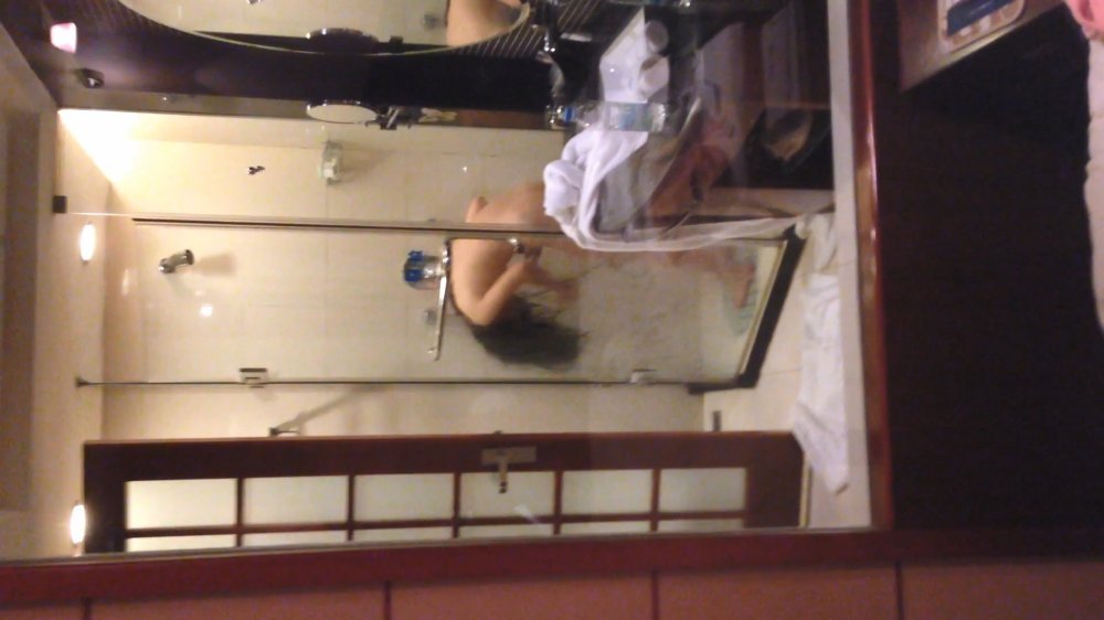 【極品洩密】風騷少婦被無套暴操，最後顏射，精子噴一臉，還挺高興，真是操爽了