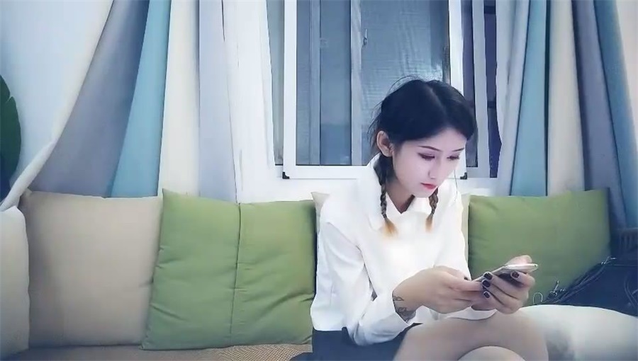 長相甜美性感的氣質美女穿著很有特色的性感情趣服操逼，女上位，側插，後入，各種狂干，最後按倒騎在屁股上干！