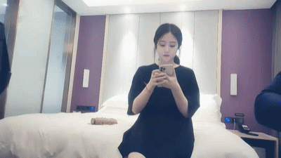 趙總極品尋花長相文靜馬尾辮妹子，特寫深喉硬了直接抱起來操，拉著雙手後入撞擊， 妹子被操的呻吟連連