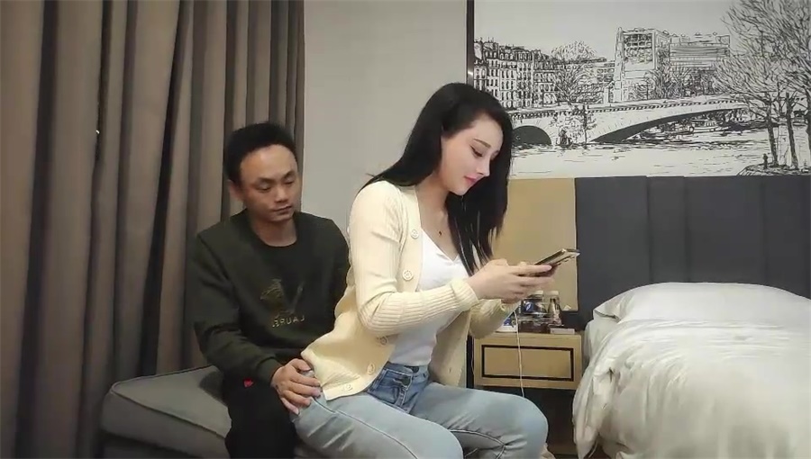 步賓探花約了個牛仔褲性感大奶妹子啪啪，穿上連體絲襪后入騎坐大力抽插猛操