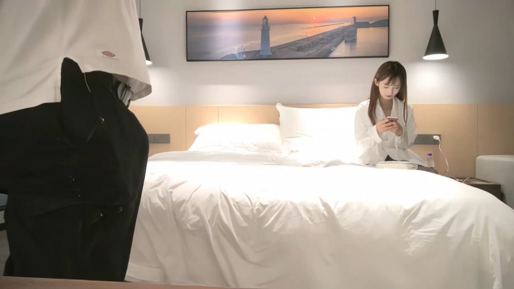 小寶尋花大神探花高素質週邊，苗條身材長腿妹子，蹲著舔屌抬腿抽插，上位騎乘後入撞擊