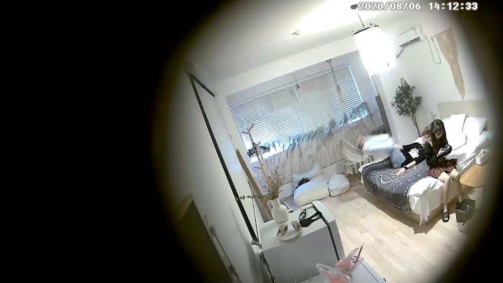 溫馨萬達房偷拍小嫩妹被男友抱起來草，真舒服，很有成就感