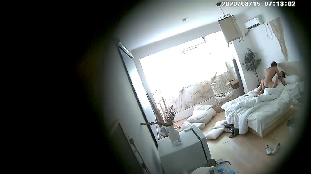 溫馨萬達房經典偷拍-有點像姐弟戀的情侶開房 猛烈輸出