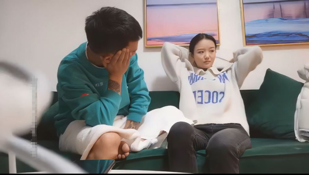 【AI高清2K修復】【素人打野】老嫖約了個顏值不錯妹子沙發啪啪，翹起屁股大力猛操