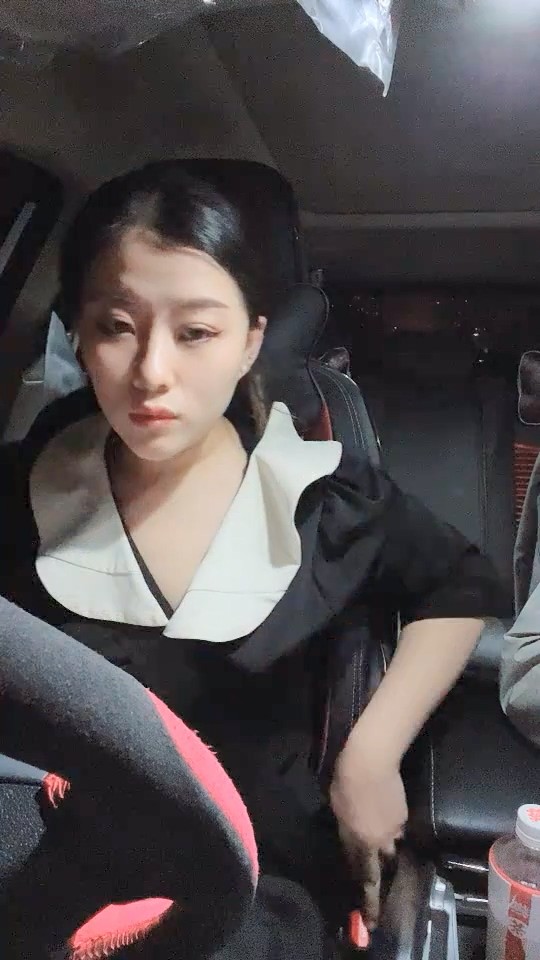 長相不錯的少婦駕車出去玩車震，不過癮再到酒店再來一炮