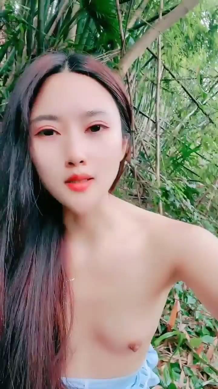 竹林中大戰網紅臉女神，苗條好身材後入操逼，掰腿側入，感覺像是女人帶了假道具[MP4/560MB]