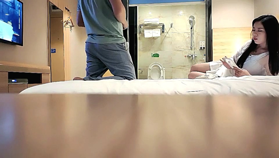 風情萬種小少婦，白嫩大胸惹人愛，幫你打飛機，手法老練