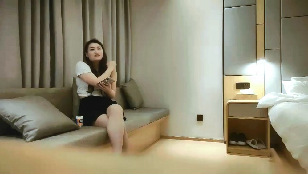 扎個小辮超胖肥仔上場，肉肉身材肩膀紋身少婦，坐在身上騎乘自己動，後入操的受不了喊痛