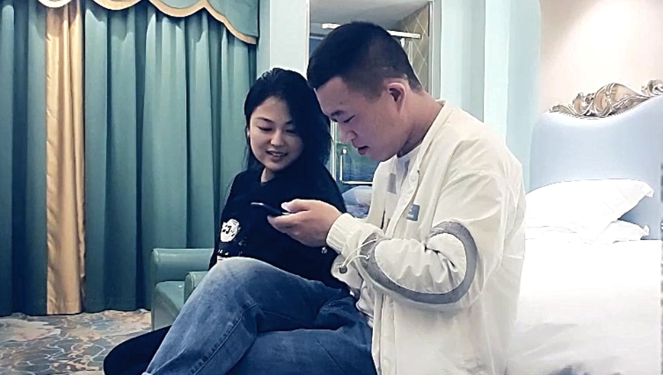 【七天探花】大胸小少婦,姿勢繁多,角度專業,風騷小蕩婦聲聲誘人,激情啪啪擼管佳作