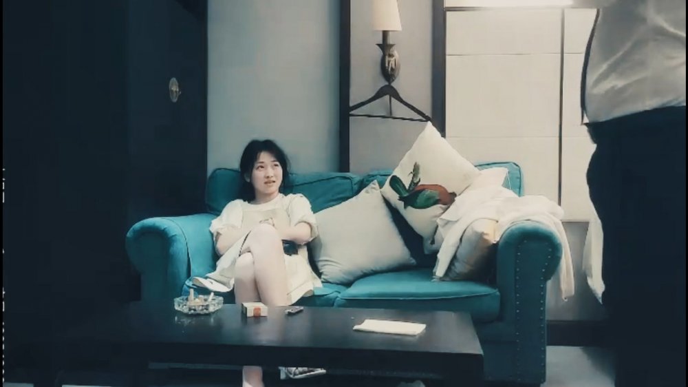探花【小天】一線天肥逼可愛妹子，沙發上掰穴無套抽插，上位騎坐大力猛操