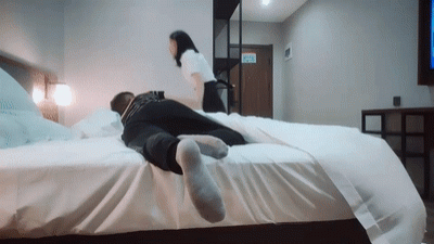 酒店約操良家騷女，69姿勢舔逼，大白屁股主動騎乘，打樁機猛操騷穴