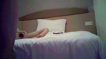 91大神酒店爆草老闆的00後秘書 主動吃雞巴張開雙腿給操 三洞齊開射到菊花中 叫床聲太大了