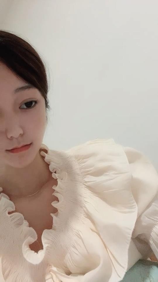 巨乳美女為了性高潮用一種增強液,拿著避孕套陷入沉思跑到廁所自慰一番滿足尿尿特寫