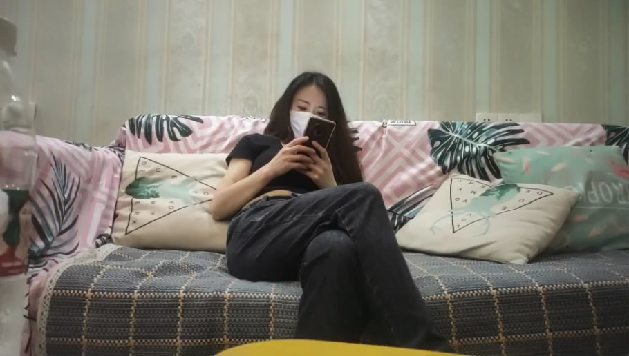 約炮個身材苗條高貴氣質兼職少婦邊草邊說髒話非常刺激