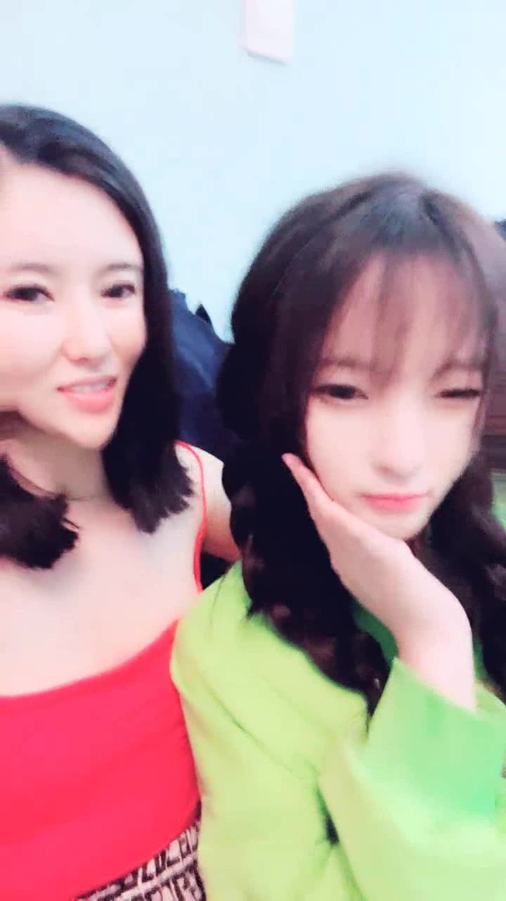 魅惑少婦引誘小妹妹下海黃播一邊語言挑逗一邊脫衣服玩弄奶子，操逼又爽又有人打賞多美