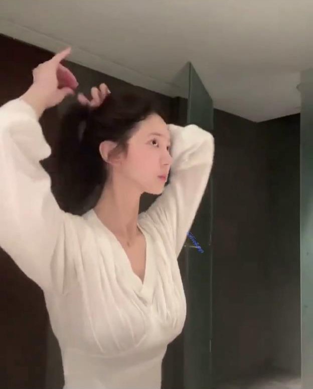 清純反差婊女神村花@xiaocunhua超強口活後入啪啪 人前高貴女神美美的小仙女人后是個拜金騷貨高級妓女