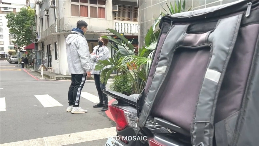 ED Mosaic 女友負氣出走在路邊隨便抓男大生回飯店愛愛❤️不料男友突然回來了！ [MP4/682MB]