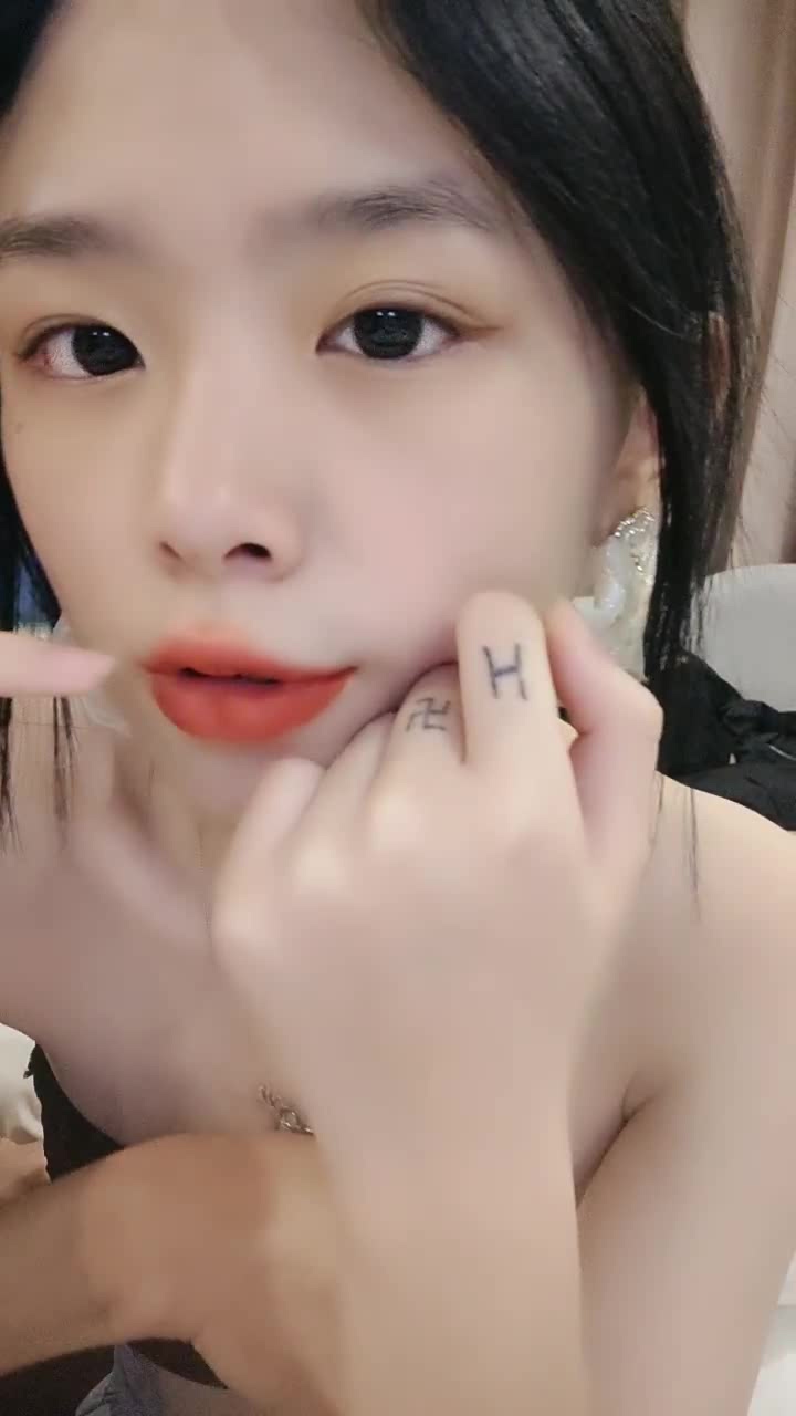 廣西小妹妹可愛臉蛋會聊會騷，你們要我嗎我要愛愛了親密接吻深喉肏得慘烈