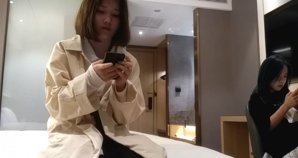 鐵牛約兩個小蘿莉上門，選中短髮小萌妹，乖巧聽話摳穴抽插花式展示