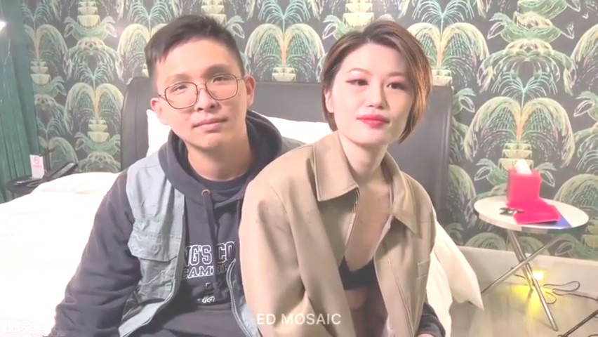 綠帽老公帶著年輕的漂亮老婆參加的4P聚會❤️一女戰三男完美露臉