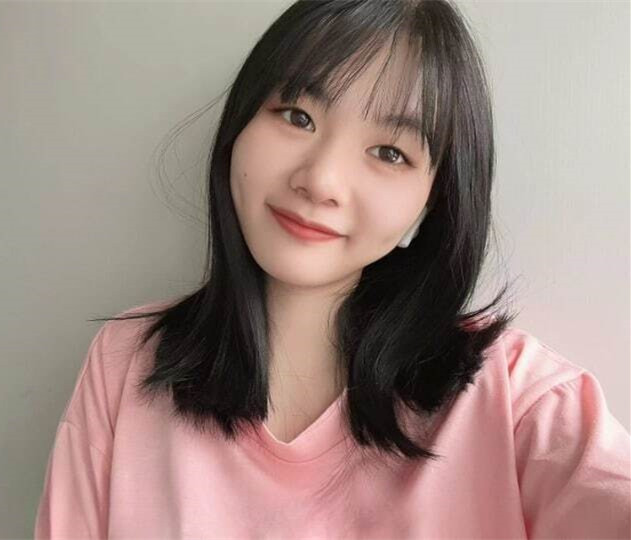 重慶22歲奶茶店上班的00後C杯美女被攝影師忽悠摳逼 強上無套抽插沒忍住內射 [20P]