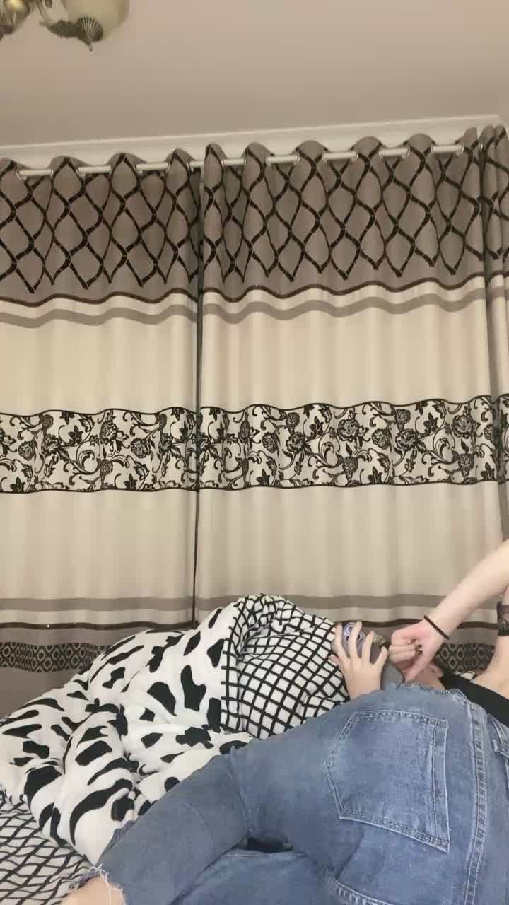東北網紅女神極品肥臀,胸有有點小激情啪啪,騎在身上磨蹭脫掉內褲,主動套弄抽插美臀,插得小逼水聲嘩嘩