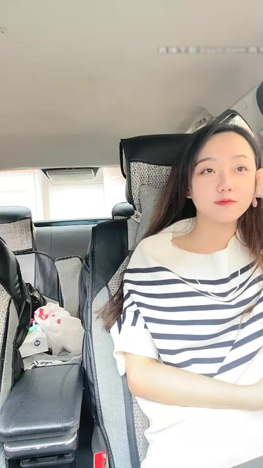 00年小水娃顏值不錯妹子和炮友開房,全裸張開雙腿大號振動棒抽插高潮噴水
