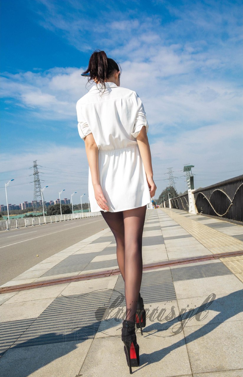 情趣美腿黑絲火辣外拍[25P]