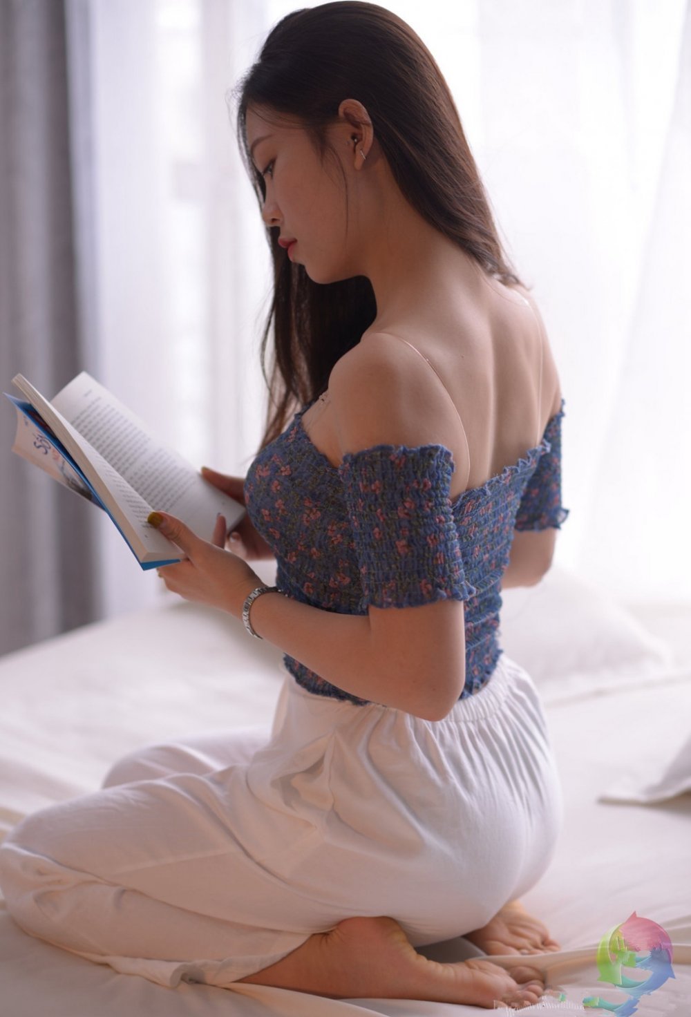 她既不是一件禮品也不是一件工具。 她有血有肉[26P]