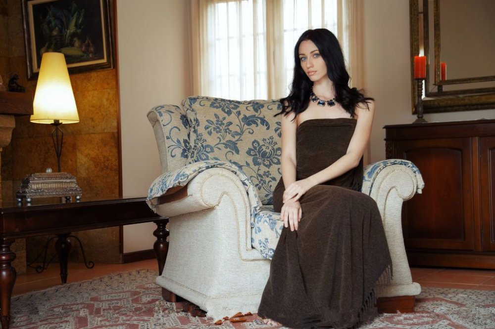 在沙發上露出了她那緊身的粉紅色陰唇[23P]