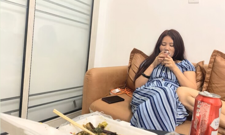 2023.5.9【瘦猴先生探花】28歲小少婦，沙發摳穴，酒精刺激下，操的陶醉又沉迷
