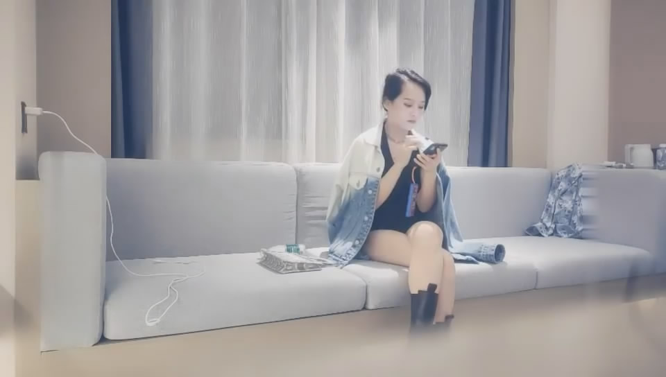 探花老司機小楊哥酒店約炮❤️高冷氣質兼職女白領沙發上用各種姿勢草她[MP4/262MB]