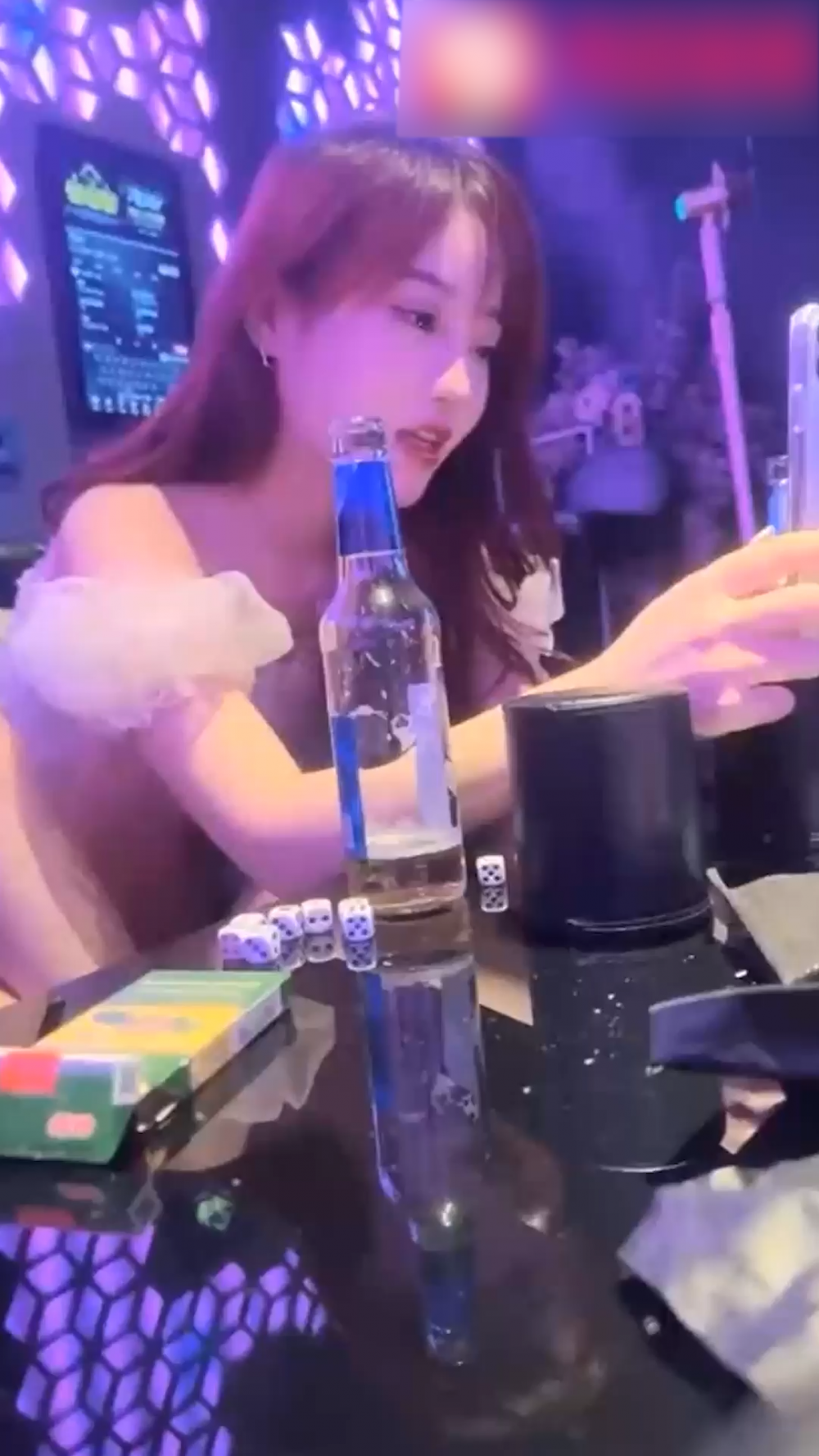 【真實勾搭】叫了三個女大學生來喝酒 看見錢多她們都笑的合不攏腿了-最後全都為了金錢張開騷逼