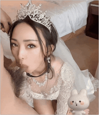 【淫蕩母狗❤️完美露臉】肥臀小騷貨『兔兔』高價秀禾VIP群私拍 洞房花燭夜 穿著婚紗賣力的舔弄肉棒 被主人後人瘋狂抽插