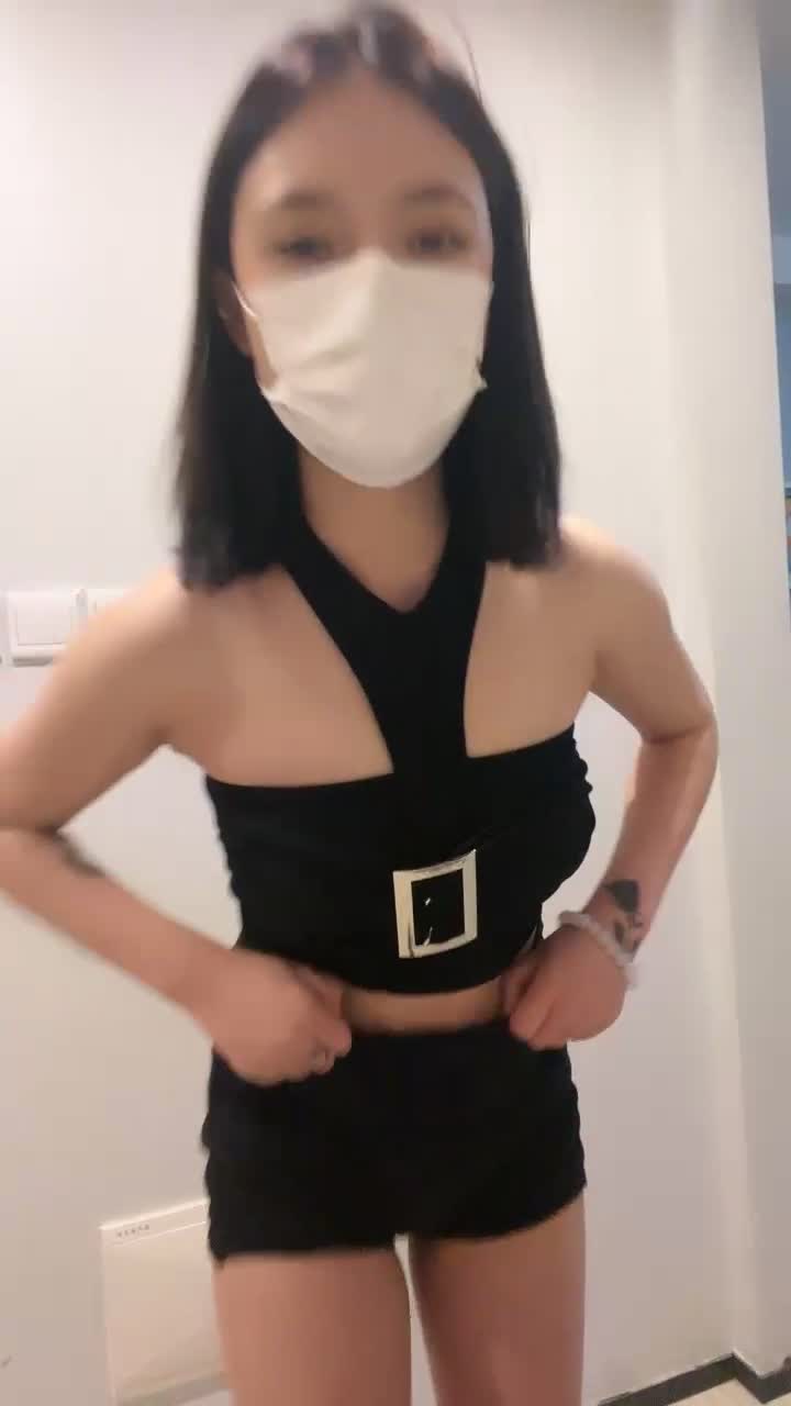 性感的冉冉寶貝全程露臉深夜激情跟狼友撩騷互動玩虐騷逼，慢慢脫光揉捏騷奶子，掰開逼逼單指摳弄淫聲蕩語