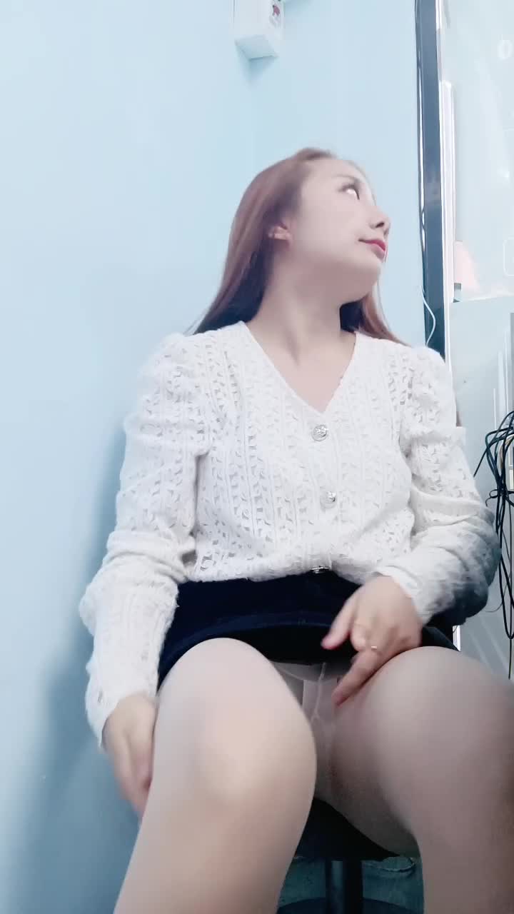 給小哥口交大雞巴連蛋蛋都吸進去了，風騷小老闆娘露臉在店裡跟小哥激情，無套爆草騷穴，把精液全射進小嘴裡
