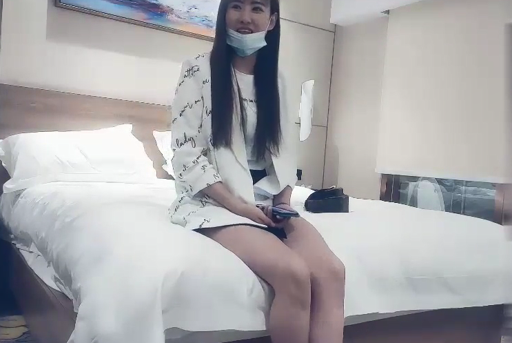 大長腿短裙妹子，撩起裙子摸屁股坐在身上，開檔黑絲翹起掰穴後入猛操最後口爆