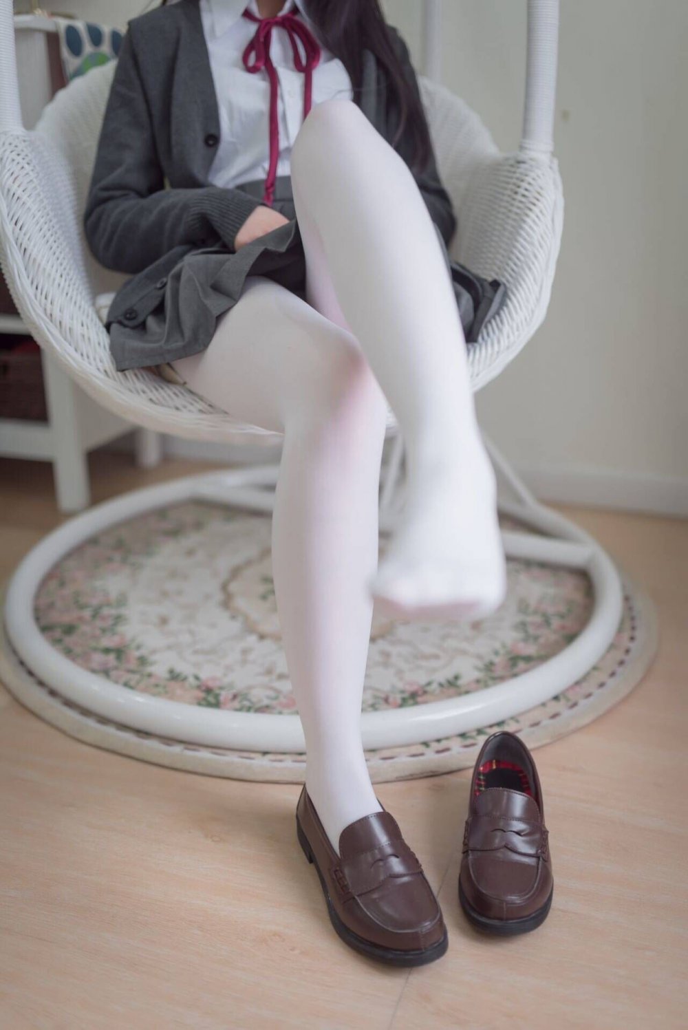 少女穿上白色絲襪很純情 [21P]