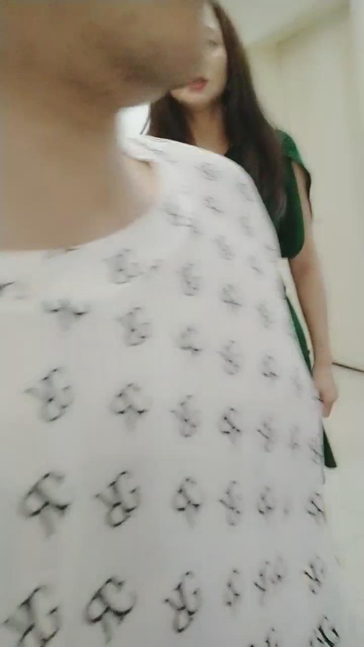 小時候認的乾媽 和我已經亂倫了五年 小時候把我當兒子現在把我當老公 乾媽性慾比我還旺盛